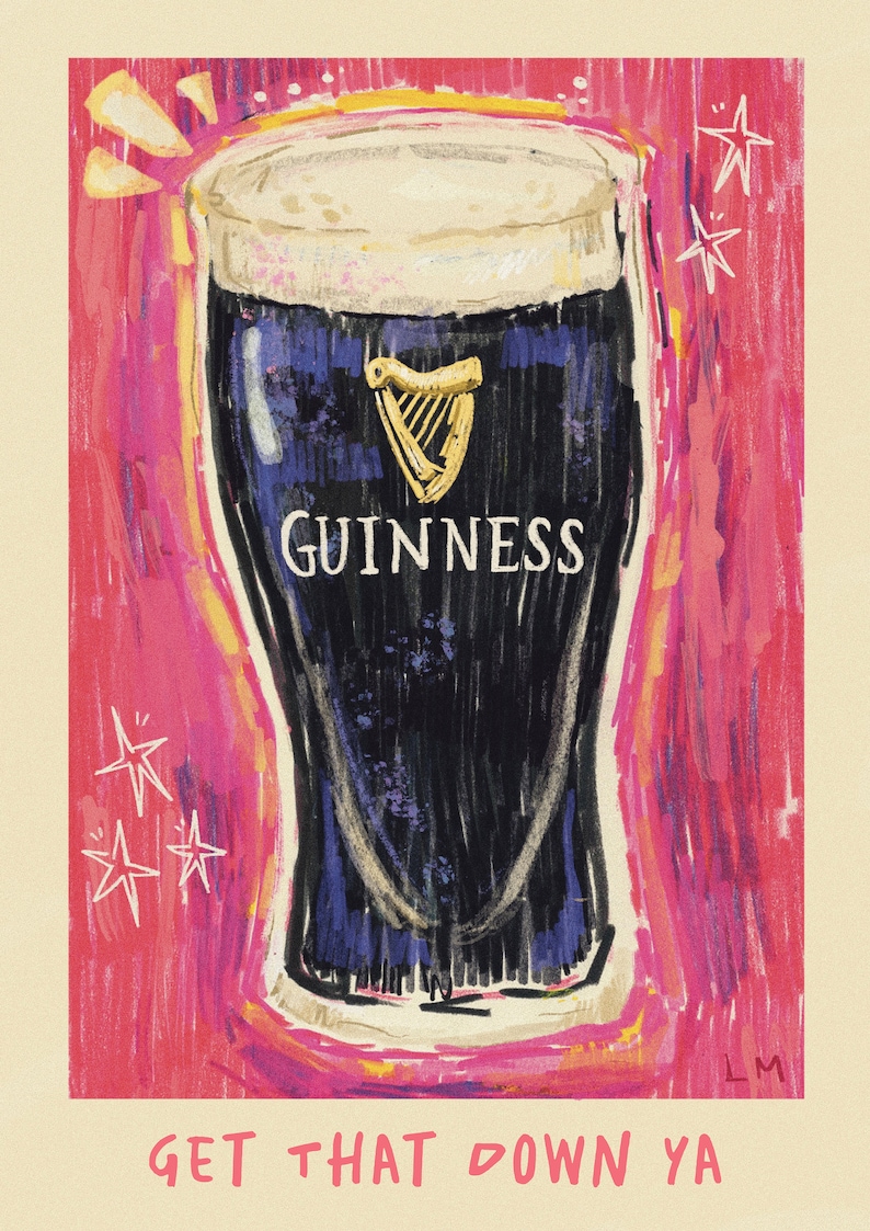 Puede incluir: Una ilustraci&oacute;n dibujada a mano de un vaso de cerveza Guinness sobre un fondo rosa con estrellas blancas. El texto "GET THAT DOWN YA" est&aacute; en la parte inferior de la imagen.