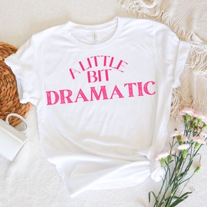【関税込み】VETEMENTS レッド A Little Bit Dramatic Tシャツ Red 'A Little Bit Dramatic' T-Shirt by VETEMENTS on Sale