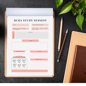 Puede incluir: Un planificador de sesión de estudio imprimible rosa y blanco con secciones para la fecha, la lista de tareas, la ingesta de agua, las notas, las tareas pendientes y la lista de lectura. El planificador incluye el texto "BCBA Study Session", "Today's MO: Don't stress, do your best", "Study Duration Goal", "Mantra: I will pass the test", "Water Intake", "My Positive Reinforcement Progress", "Notes", "To Do", and "Reading List".