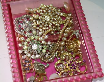 Vintage Costume Jewelry Lot Pink Plastic Beaded Tray – Rhinestone Brooches Faux Pearls Gold Tone Pins Mid Century Estate