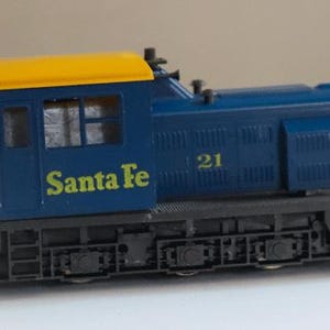 VINTAGE 1970&#39;s - O-Scale 2 rail ATLAS WDT Industrial Switcher Diesel Loco - No. 6121 &quot;Santa Fe&quot; Made in Austria - New Old Stock.