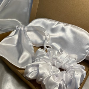 Silk Blend Gift Box Gift, Eye Mask, Scrunchie, Pillowcase and Pouch Mothers Day Celebration zdjęcie 2