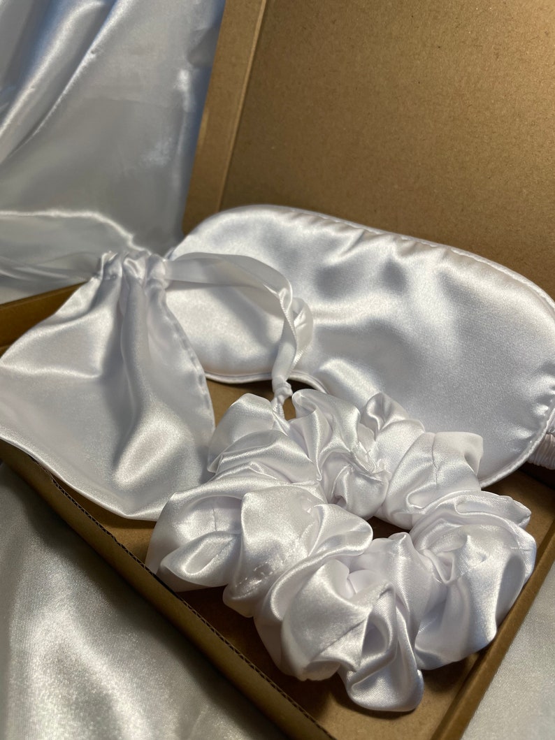 Silk Blend Gift Box Gift, Eye Mask, Scrunchie, Pillowcase and Pouch Mothers Day Celebration zdjęcie 2