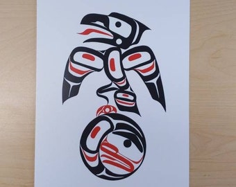 Op de afbeelding: Gestileerde illustratie in zwart en rood van een raaf die de maan creëert. De afbeelding heeft de titel "Raven creating the moon" en is gesigneerd met "Eric Parnell".