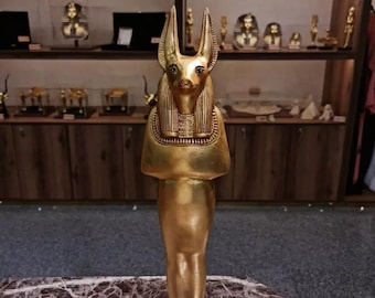 ツタンカーメンのミイラ化過程における黒と金のエジプト神アヌビス像