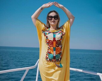 Vestido caftán de algodón egipcio bordado en amarillo: prenda bohemia de talla grande