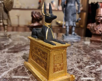 Estatua de Anubis: réplica del dios egipcio bañada en oro con certificado