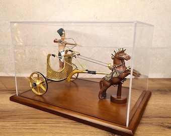 ツタンカーメン王の戦車のレプリカ：エジプト博物館所蔵の手作り美術品