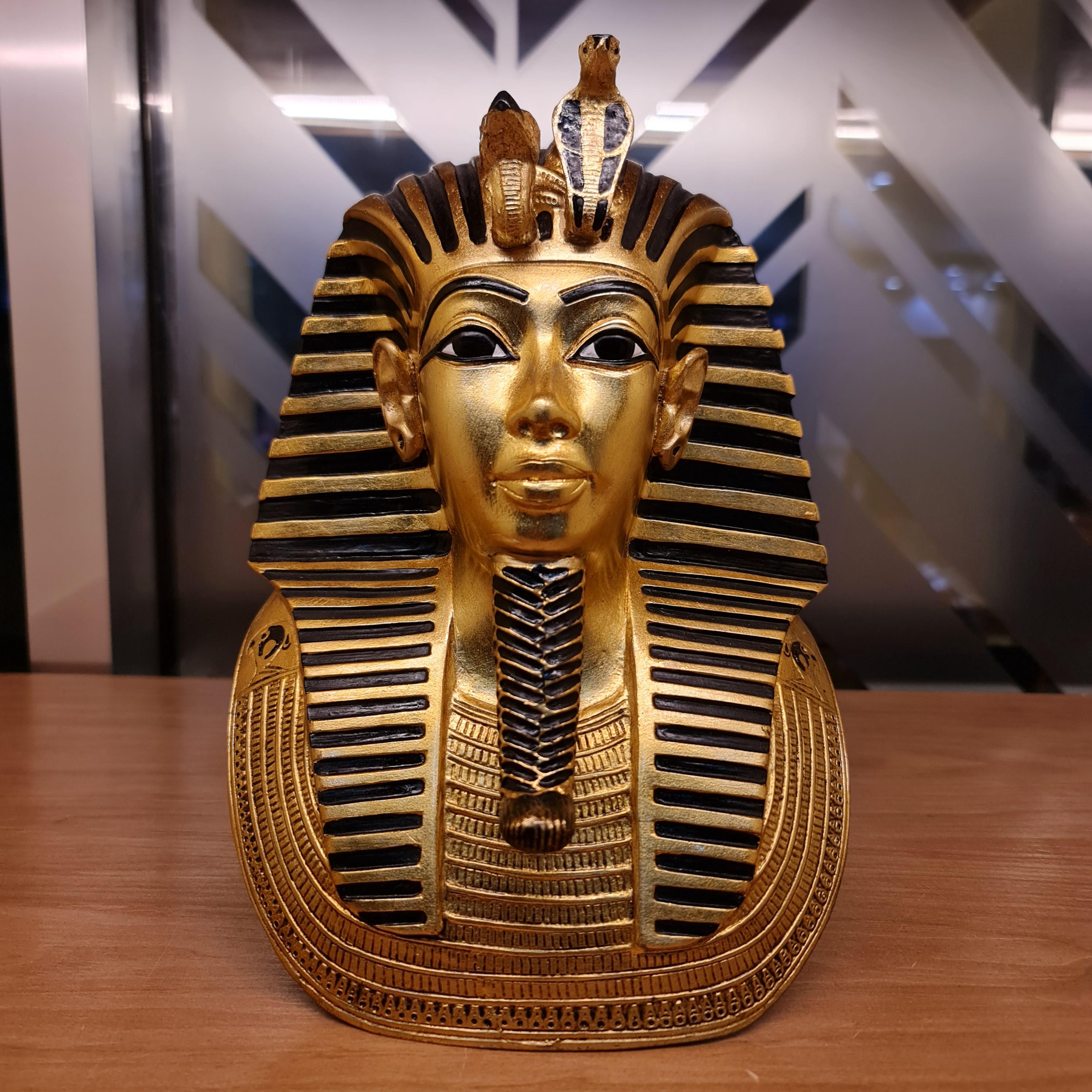 手作りのツタンカーメンマスクのレプリカ：黒と金のエジプト装飾