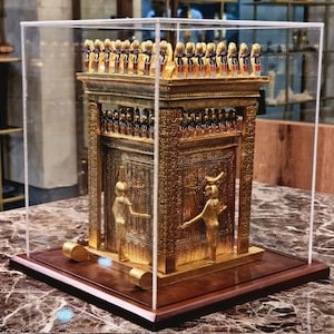 ツタンカーメン王のカノプス神殿のレプリカ：金箔を施したエジプト美術館の美術品