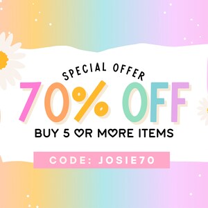 Peut inclure: Un graphique color&eacute; avec un fond arc-en-ciel et des marguerites blanches. Le texte indique "OFFRE SP&Eacute;CIALE 70% DE REMISE ACHETEZ 5 ARTICLES OU PLUS CODE : JOSIE70".