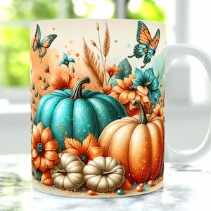 Puede incluir: Taza de cerámica blanca con un diseño otoñal. El diseño incluye una calabaza turquesa con purpurina, calabazas naranjas y blancas, flores naranjas y mariposas. La taza tiene un asa blanca.