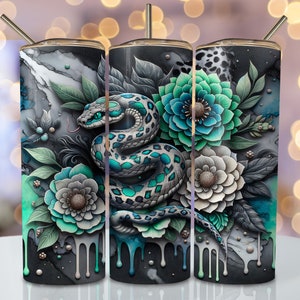 Peut inclure: Un gobelet noir et blanc avec un serpent et un motif floral vert, bleu et blanc. Le gobelet a un effet de peinture qui coule.