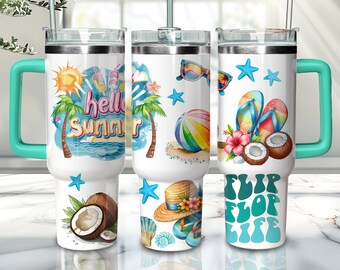 Op de afbeelding: Drie roestvrijstalen bekers met een turquoise deksel en handvat. De bekers hebben zomerse ontwerpen met palmbomen, kokosnoten, slippers, zonnebrillen en de tekst "hello summer" en "flip flop life".