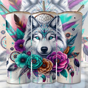 Pode incluir: Um lobo branco com olhos azuis cercado por flores coloridas, penas e apanhadores de sonhos. O lobo é retratado em um estilo aquarela sobre um fundo branco.
