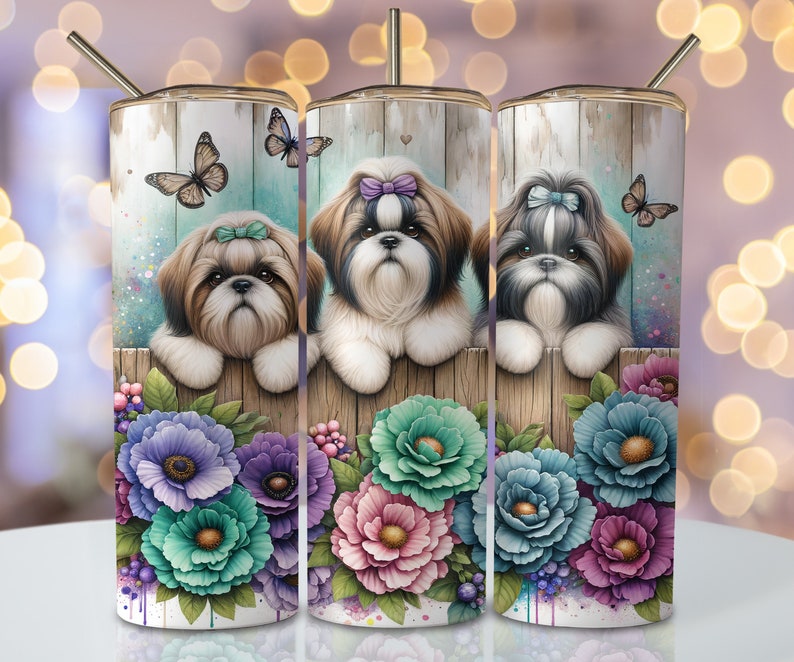 Puede incluir: Tres vasos de acero inoxidable con un dise&ntilde;o floral y una imagen de tres perros Shih Tzu. Los vasos son blancos con un dise&ntilde;o floral azul claro, rosa y verde. Los perros llevan todos lazos y miran a la c&aacute;mara. Los vasos son perfectos para contener bebidas calientes o fr&iacute;as.