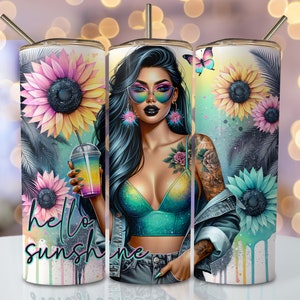Peut inclure: Un gobelet blanc avec un motif color&eacute; repr&eacute;sentant une femme avec des lunettes de soleil, des fleurs et le texte "hello sunshine".