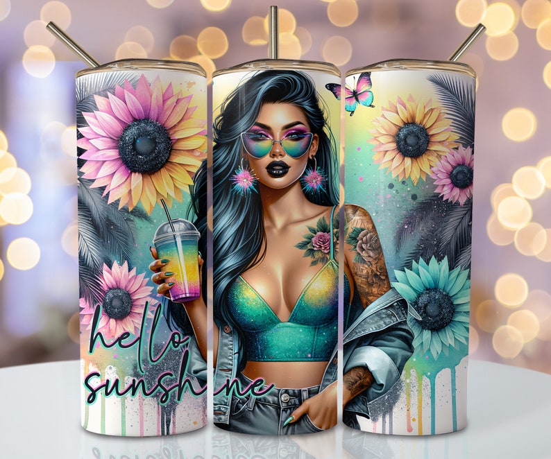Peut inclure: Un gobelet blanc avec un motif color&eacute; repr&eacute;sentant une femme avec des lunettes de soleil, des fleurs et le texte "hello sunshine".