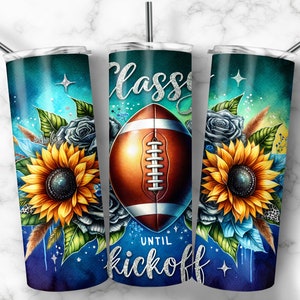 Puede incluir: Un vaso de acero inoxidable con un fondo de acuarela azul y turquesa. El vaso presenta un bal&oacute;n de f&uacute;tbol, girasoles y rosas azules. El texto "Classy Until Kickoff" est&aacute; impreso en el vaso.