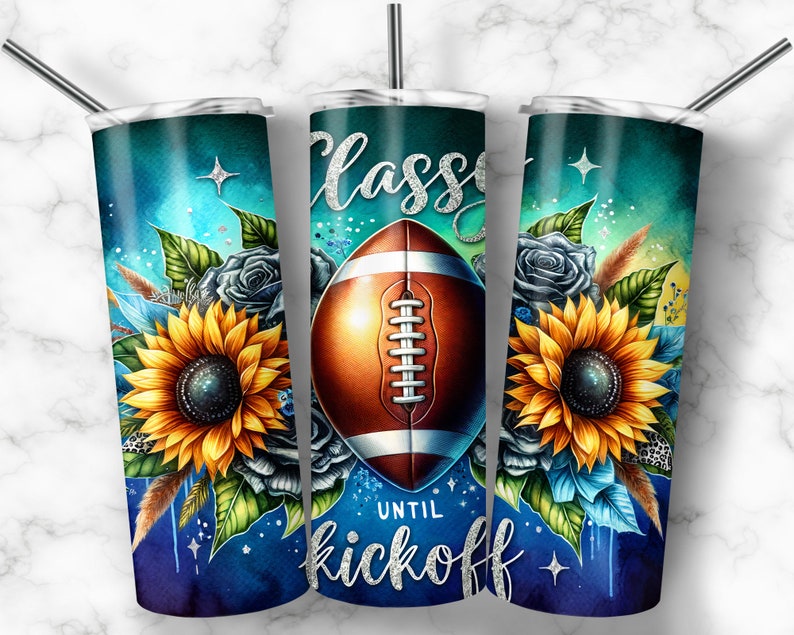 Puede incluir: Un vaso de acero inoxidable con un fondo de acuarela azul y turquesa. El vaso presenta un bal&oacute;n de f&uacute;tbol, girasoles y rosas azules. El texto "Classy Until Kickoff" est&aacute; impreso en el vaso.