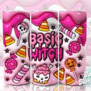 Puede incluir: Un vaso rosa y blanco con un diseño rosa que gotea y el texto "Basic Witch" en letras rosas. El vaso está decorado con maíz dulce, piruletas y otros diseños de temática de Halloween.