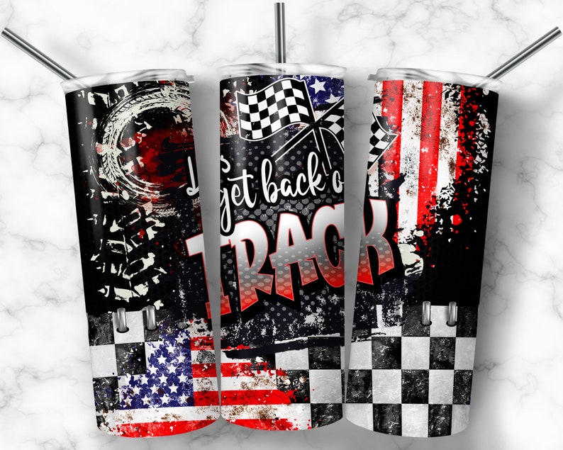 Peut inclure: Trois gobelets en acier inoxydable avec un motif noir, blanc et rouge. Les gobelets pr&eacute;sentent un drapeau &agrave; damier, un drapeau am&eacute;ricain et le texte "Get Back On Track".