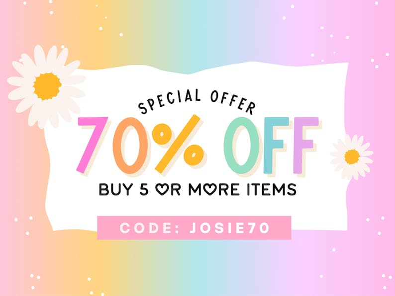 Pode incluir: Gr&aacute;fico promocional com fundo arco-&iacute;ris pastel e detalhes de margaridas. O texto diz "OFERTA ESPECIAL 70% DE DESCONTO COMPRE 5 OU MAIS ITENS" com o c&oacute;digo "JOSIE70" na parte inferior. O texto &eacute; em v&aacute;rias cores.