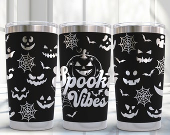 Può includere: Tre bicchieri in acciaio inossidabile nero a tema Halloween. I bicchieri presentano uno sfondo nero con ragnatele bianche, pipistrelli e facce di zucca. Un bicchiere ha il testo "Spooky Vibes" in bianco.