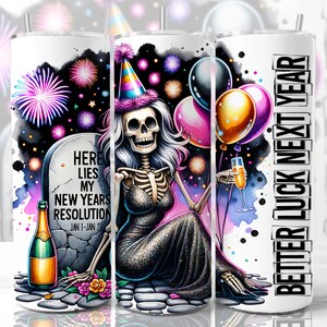 Pode incluir: Um copo branco com um design festivo. Apresenta um esqueleto com um chap&eacute;u de festa, segurando uma ta&ccedil;a de champanhe e bal&otilde;es. O design inclui fogos de artif&iacute;cio, uma l&aacute;pide e o texto "Better Luck Next Year."