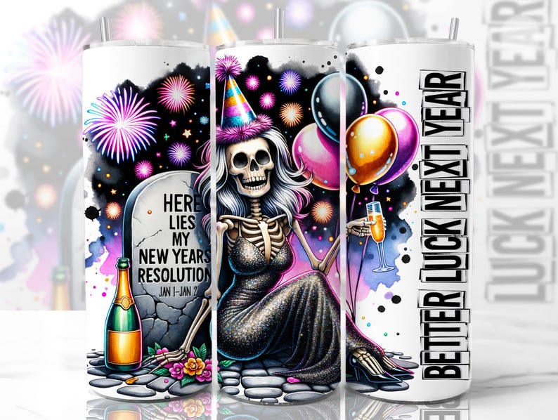 Pode incluir: Um copo branco com um design festivo. Apresenta um esqueleto com um chap&eacute;u de festa, segurando uma ta&ccedil;a de champanhe e bal&otilde;es. O design inclui fogos de artif&iacute;cio, uma l&aacute;pide e o texto "Better Luck Next Year."