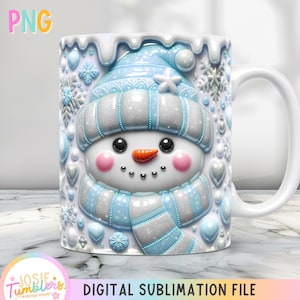 Puede incluir: Taza de cerámica blanca con un diseño de muñeco de nieve en 3D. El muñeco de nieve tiene un gorro, bufanda y botones azules y blancos. La taza está decorada con copos de nieve y adornos en forma de corazón. El texto "DIGITAL SUBLIMATION FILE" está en la parte inferior.