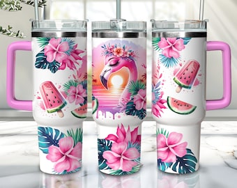 Op de afbeelding: Drie roestvrijstalen bekers met roze deksels en handvatten. De bekers hebben een tropisch thema met roze bloemen, groene bladeren en een flamingo met een watermeloenijsje.