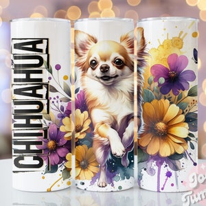Peut inclure: Trois gobelets blancs avec un motif floral et une illustration de chihuahua. Les gobelets ont le mot "CHIHUAHUA" imprimé sur un côté. Les gobelets sont sur un fond blanc.