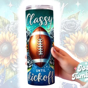 Puede incluir: Un vaso azul y verde con un dise&ntilde;o de f&uacute;tbol y el texto "Classy Until Kickoff".