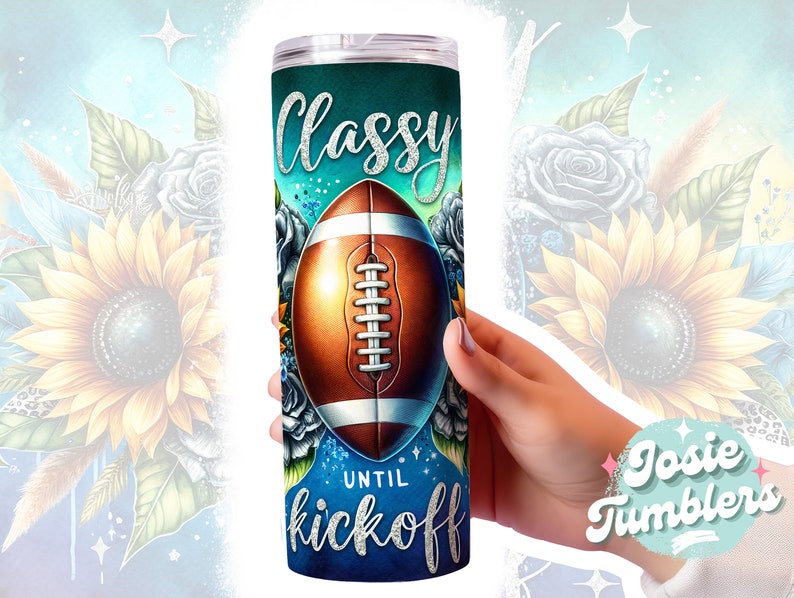 Puede incluir: Un vaso azul y verde con un dise&ntilde;o de f&uacute;tbol y el texto "Classy Until Kickoff".