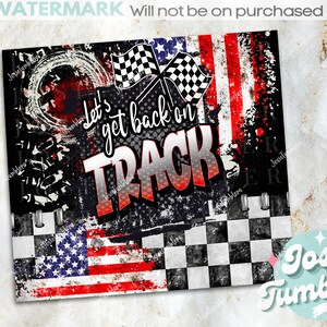 Peut inclure: Un fond &agrave; carreaux noirs et blancs avec un drapeau am&eacute;ricain rouge, blanc et bleu et le texte "Let's get back on TRACK".