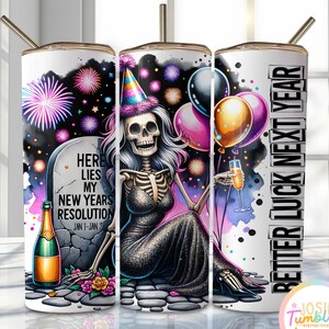 Pode incluir: Um copo branco com um design festivo com um esqueleto com um chap&eacute;u de festa, segurando uma ta&ccedil;a de champanhe e bal&otilde;es. O copo tem o texto "Better Luck Next Year" e "Here Lies My New Years Resolution".
