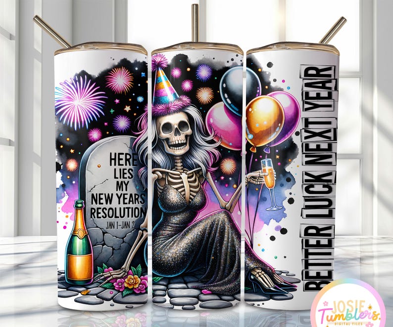 Pode incluir: Um copo branco com um design festivo com um esqueleto com um chap&eacute;u de festa, segurando uma ta&ccedil;a de champanhe e bal&otilde;es. O copo tem o texto "Better Luck Next Year" e "Here Lies My New Years Resolution".
