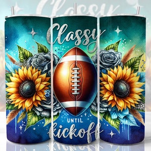 Puede incluir: Un vaso azul y verde con un bal&oacute;n de f&uacute;tbol y girasoles. El vaso tiene el texto "Classy Until Kickoff".