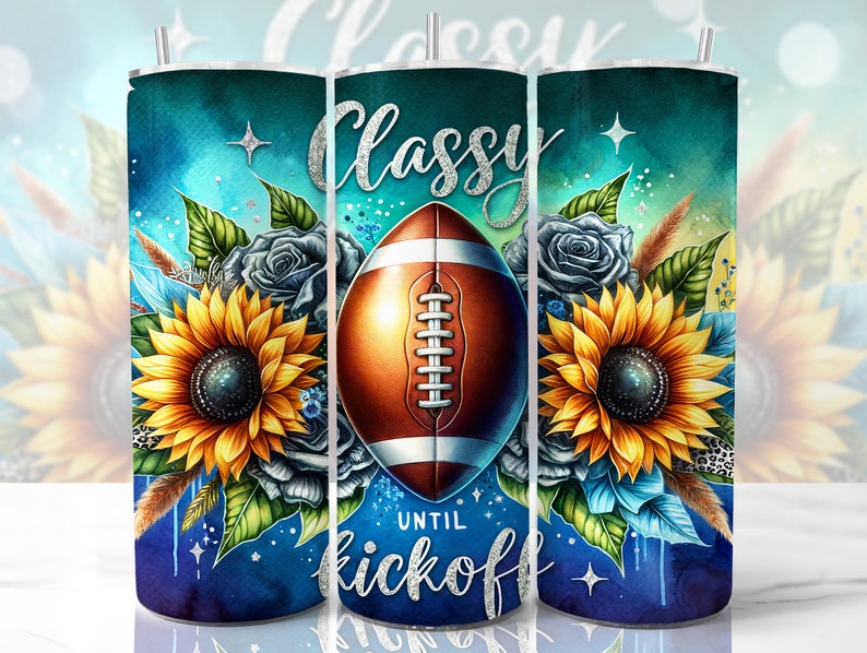 Puede incluir: Un vaso azul y verde con un bal&oacute;n de f&uacute;tbol y girasoles. El vaso tiene el texto "Classy Until Kickoff".