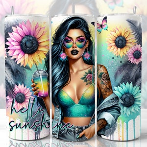 Peut inclure: Un gobelet blanc avec un motif color&eacute; repr&eacute;sentant une femme aux longs cheveux noirs, des lunettes de soleil et une veste en jean. Le motif comprend &eacute;galement des tournesols, des papillons et le texte "hello sunshine".