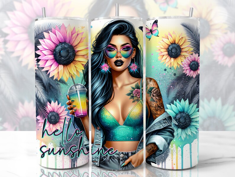 Peut inclure: Un gobelet blanc avec un motif color&eacute; repr&eacute;sentant une femme aux longs cheveux noirs, des lunettes de soleil et une veste en jean. Le motif comprend &eacute;galement des tournesols, des papillons et le texte "hello sunshine".
