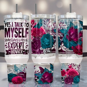 Pode incluir: Um copo branco com alça preta e um canudo. O copo tem um design floral com flores rosa, azul-turquesa e roxas. O texto "YES, I TALK TO MYSELF sometimes i need EXPERT advice" está impresso no copo.