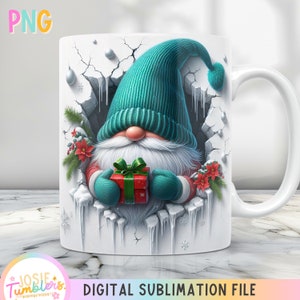 Può includere: Una tazza in ceramica bianca con un design a tema gnomo natalizio. Lo gnomo indossa un cappello turchese e tiene in mano una scatola regalo rossa e verde. Lo gnomo spunta da un muro screpolato con ghiaccioli che pendono.