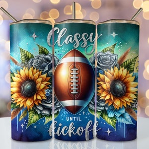 Puede incluir: Un vaso de acero inoxidable con un dise&ntilde;o azul, verde y blanco con girasoles, rosas y una pelota de f&uacute;tbol. El texto "Classy Until Kickoff" est&aacute; impreso en el vaso.