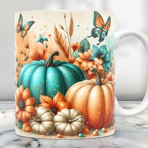 Pu&ograve; includere: Tazza in ceramica bianca con un design a tema autunnale. La tazza presenta zucche turchesi e arancioni, fiori arancioni e turchesi e farfalle. Il design &egrave; ambientato su uno sfondo color crema, con un manico bianco.
