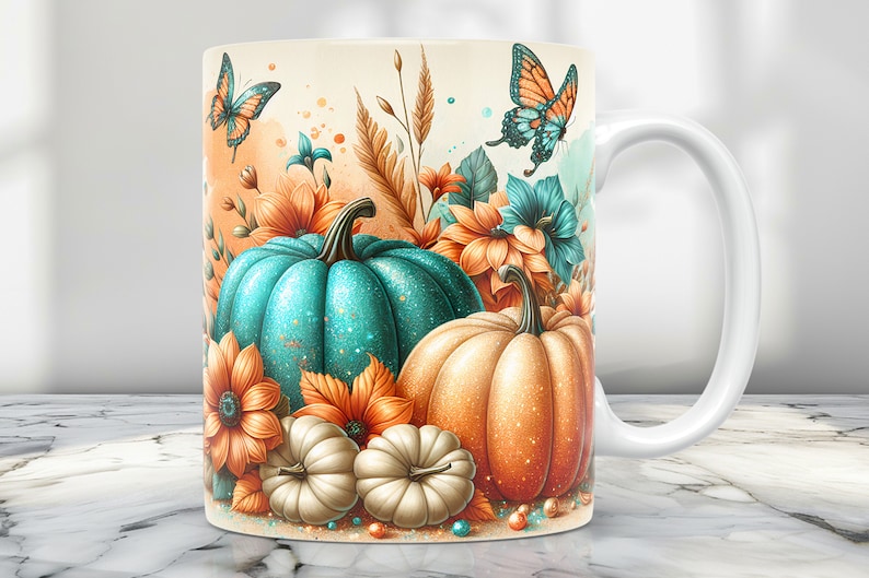 Pu&ograve; includere: Tazza in ceramica bianca con un design a tema autunnale. La tazza presenta zucche turchesi e arancioni, fiori arancioni e turchesi e farfalle. Il design &egrave; ambientato su uno sfondo color crema, con un manico bianco.