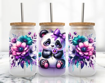 Puede incluir: Tres vasos de vidrio con tapas de bambú y pajitas de acero inoxidable. Cada vaso presenta un diseño diferente: un patrón floral, un oso panda sosteniendo una flor y un patrón floral.