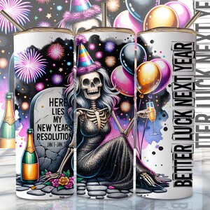 Pode incluir: Um copo com um design festivo, mostrando um esqueleto com um chap&eacute;u de festa, bal&otilde;es e fogos de artif&iacute;cio. O texto diz "Better Luck Next Year" e "Here Lies My New Years Resolution Jan 1-Jan 2".