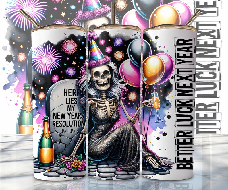 Pode incluir: Um copo com um design festivo, mostrando um esqueleto com um chap&eacute;u de festa, bal&otilde;es e fogos de artif&iacute;cio. O texto diz "Better Luck Next Year" e "Here Lies My New Years Resolution Jan 1-Jan 2".